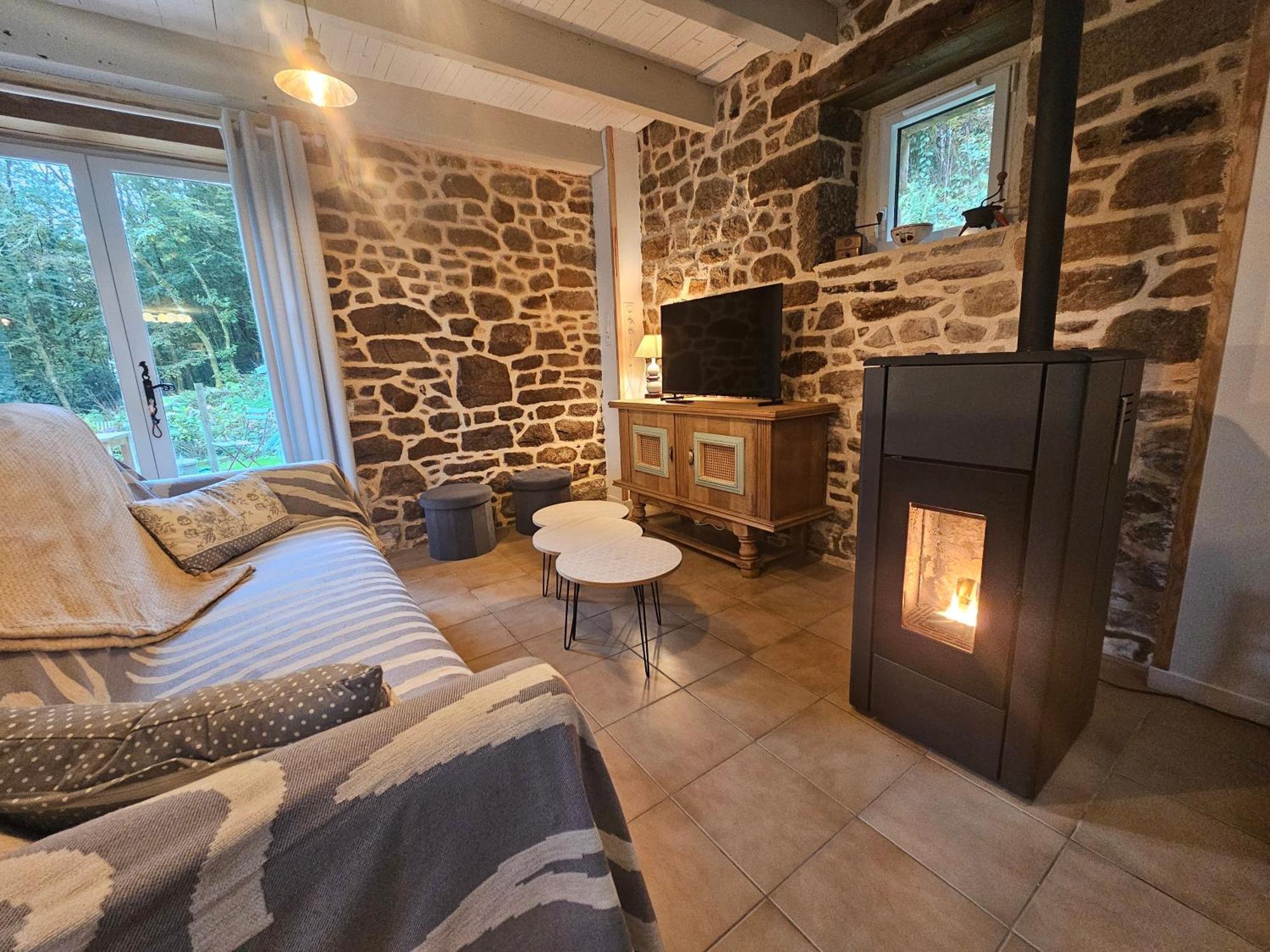 Holiday home Ker Adele, Longere Cosy Au Coeur D'un Bois Ploerdut